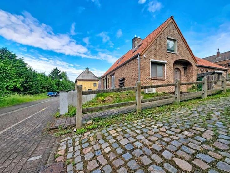 5-bedroom villa with 2 bathrooms, garage and garden