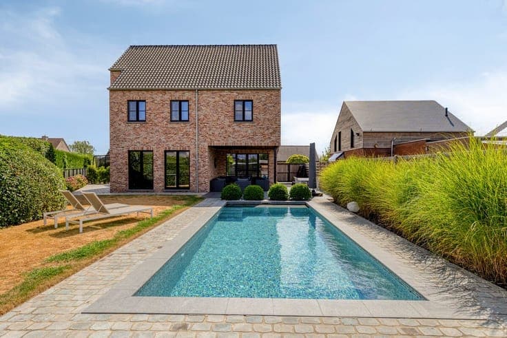 Energiezuinige villa met verwarmd zwembad en dubbele garage