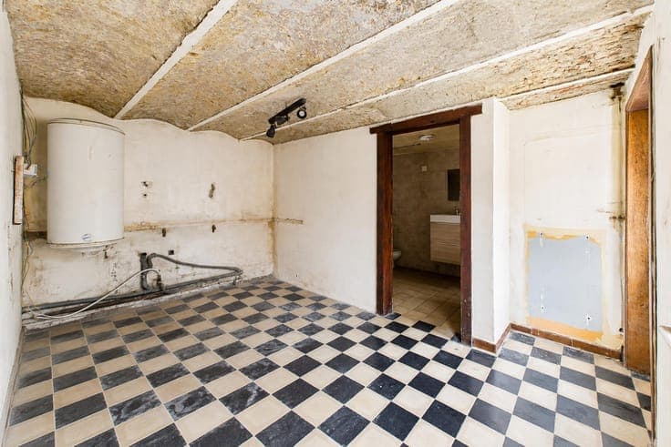 Detached house with garden and garage, requiring renovation