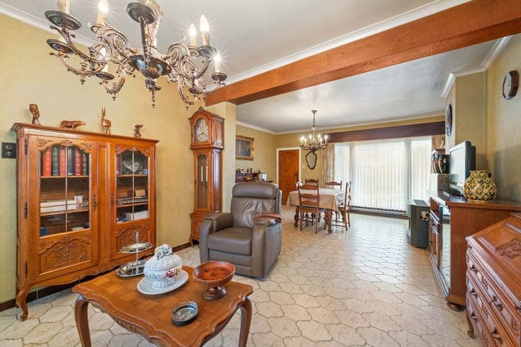 A spacious 4-bedroom house with a large garden and a privat