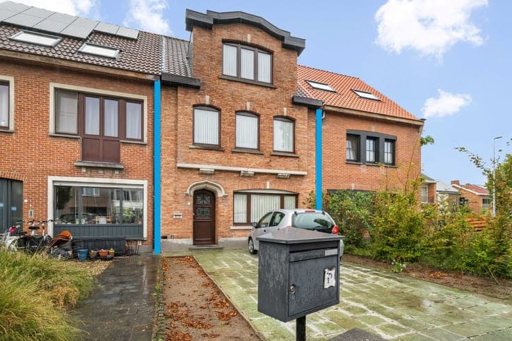A spacious 4-bedroom house with a large garden and a privat