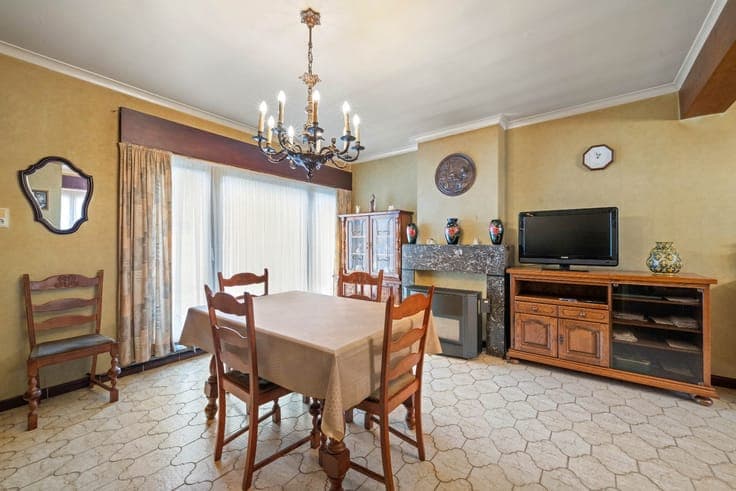 A spacious 4-bedroom house with a large garden and a privat