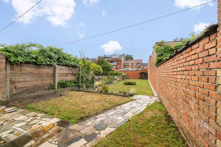 A spacious 4-bedroom house with a large garden and a privat