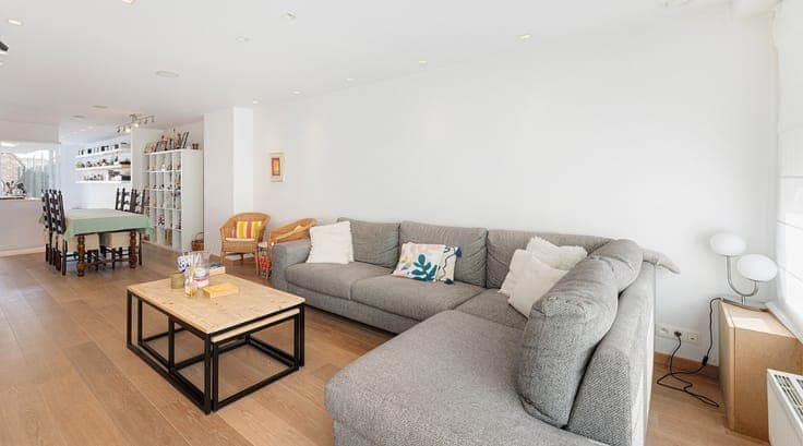 Smaakvol en verrassend ruime gerenoveerde woning met 4 s...