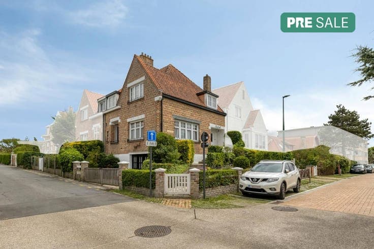 Charming house to renovate with garage in the center of De P