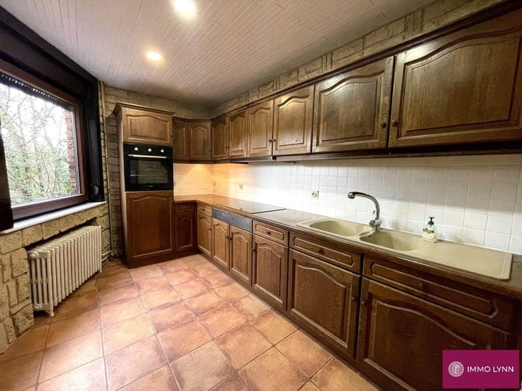 House with 3 bedrooms and a large garage.