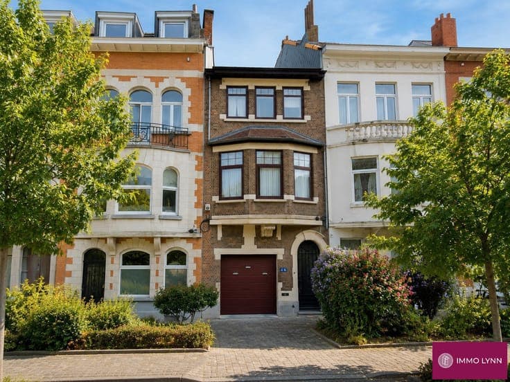 House with 3 bedrooms and a large garage.