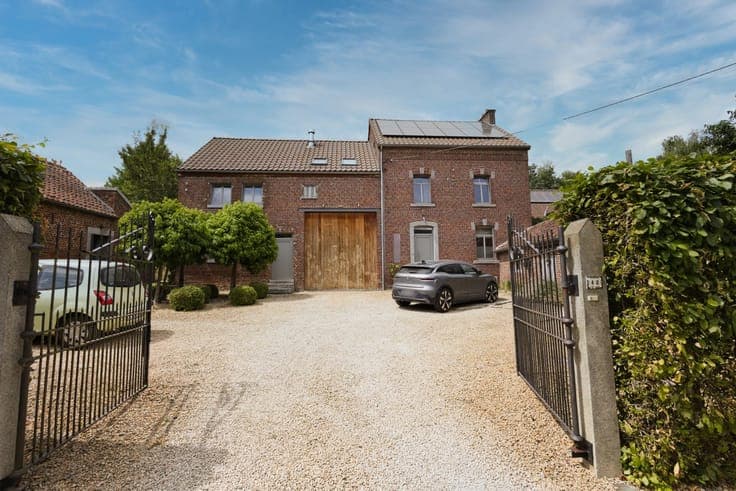 Charming 4-Bedroom Family Home with Pool in Avin