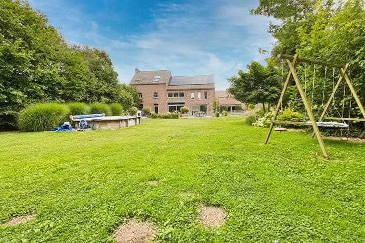 Charming 4-Bedroom Family Home with Pool in Avin