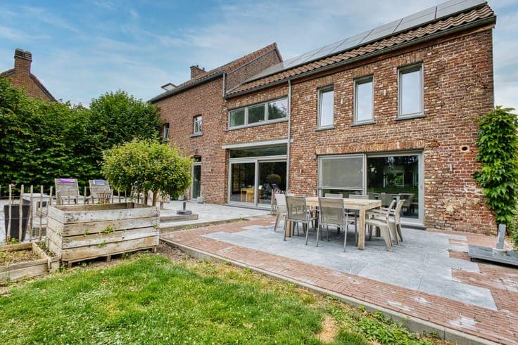 Charming 4-Bedroom Family Home with Pool in Avin