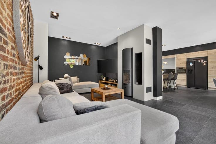 Charming 4-Bedroom Family Home with Pool in Avin