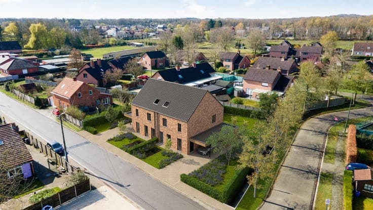 Small new construction project with 2 semi-detached houses