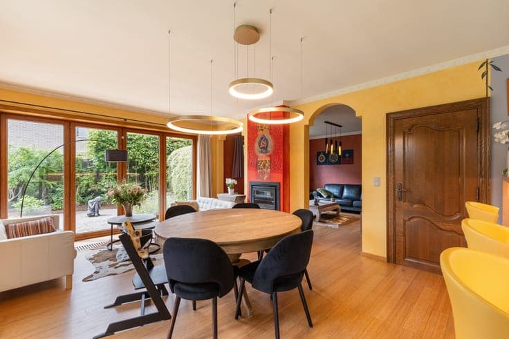 Karaktervolle villa met kantoorvleugel en zelfstandige st...