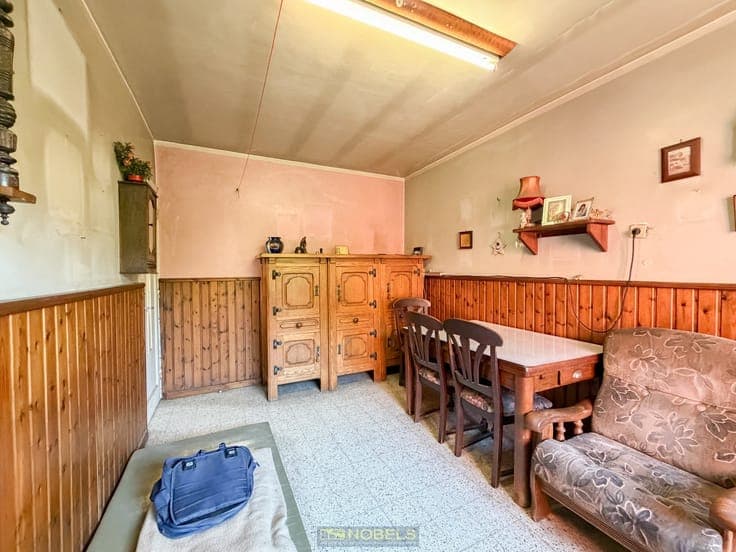 Te koop, Te renoveren halfopen bebouwing op ruim perceel