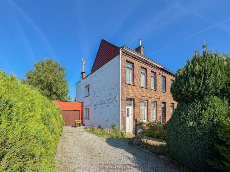 Te koop, Te renoveren halfopen bebouwing op ruim perceel
