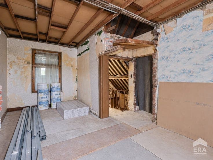 Semi-detached home with renovation potential