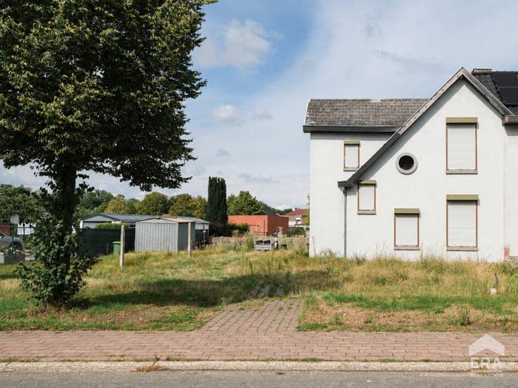 Semi-detached home with renovation potential