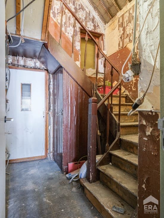 Semi-detached home with renovation potential