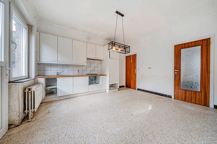 Large house to renovate with garden and garage