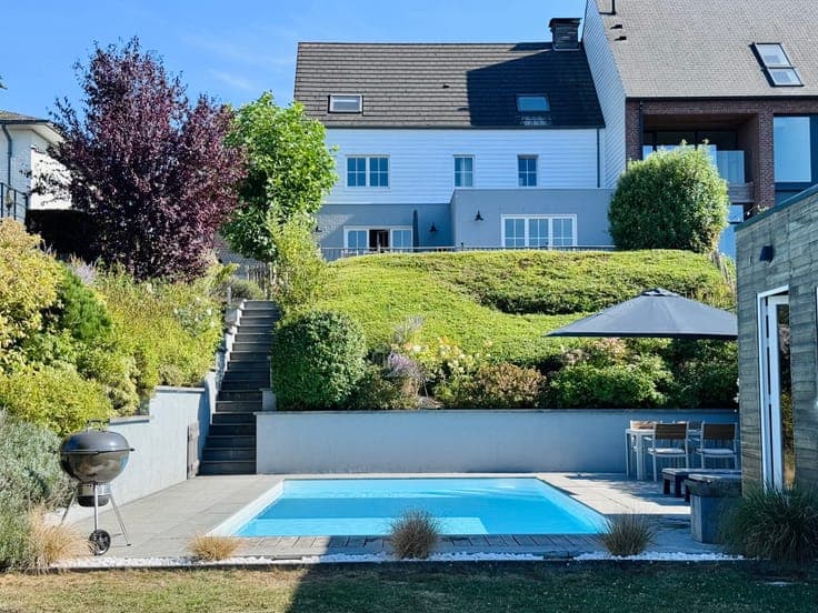 Exceptional property with swimming pool and fantastic views