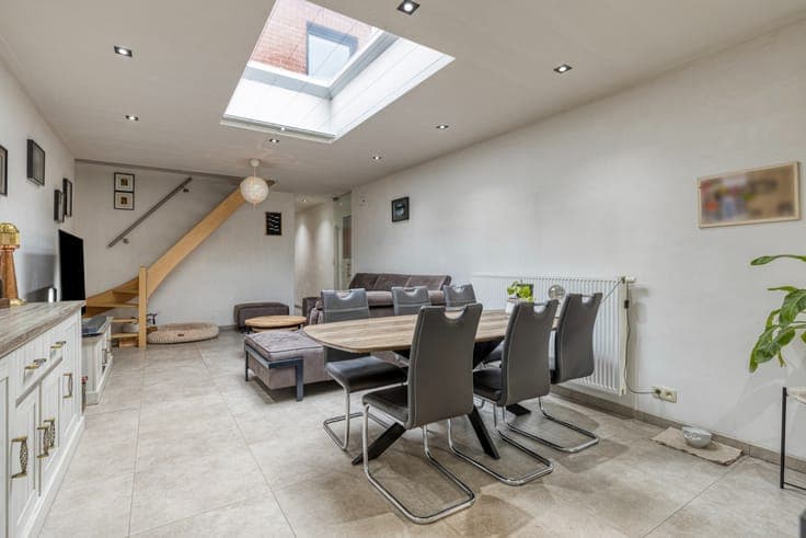 Gezellige, volledig gerenoveerde, rijwoning met zeer guns...