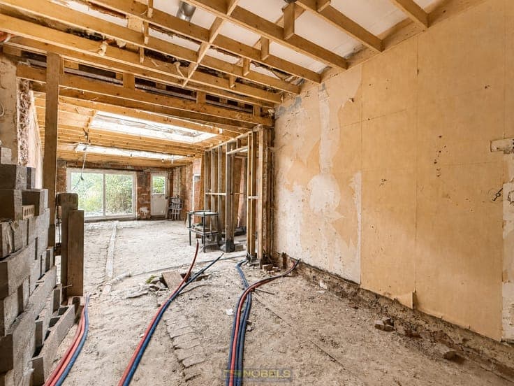 Te koop, verder af te werken woning met 4 slaapkamers en ...