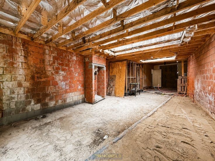 Te koop, verder af te werken woning met 4 slaapkamers en ...