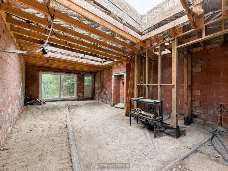 Te koop, verder af te werken woning met 4 slaapkamers en ...