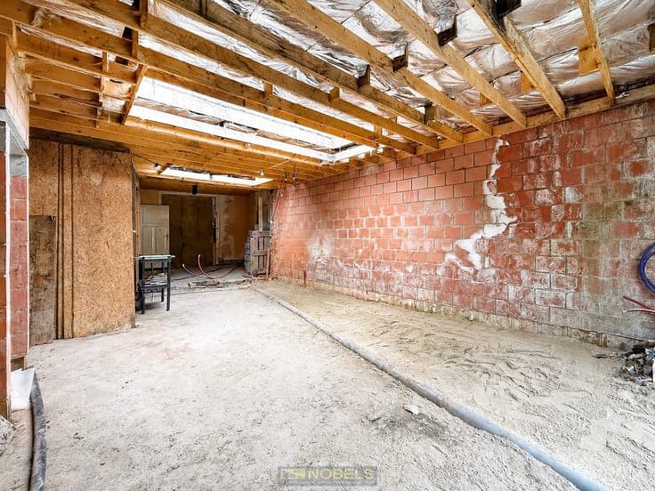 Te koop, verder af te werken woning met 4 slaapkamers en ...