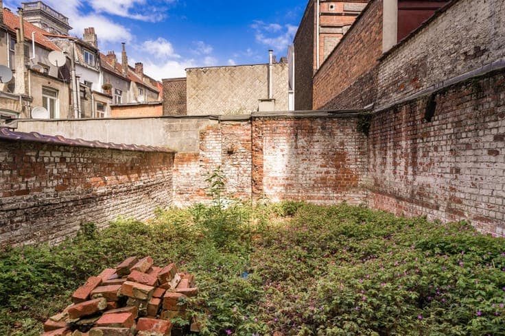 Spacious house to renovate with city garden
