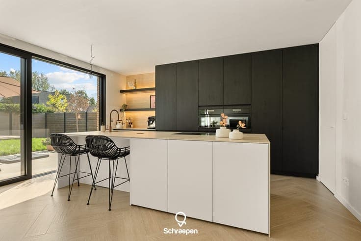 Knappe nieuwbouwwoning met handelsruimte op zichtlocatie ...