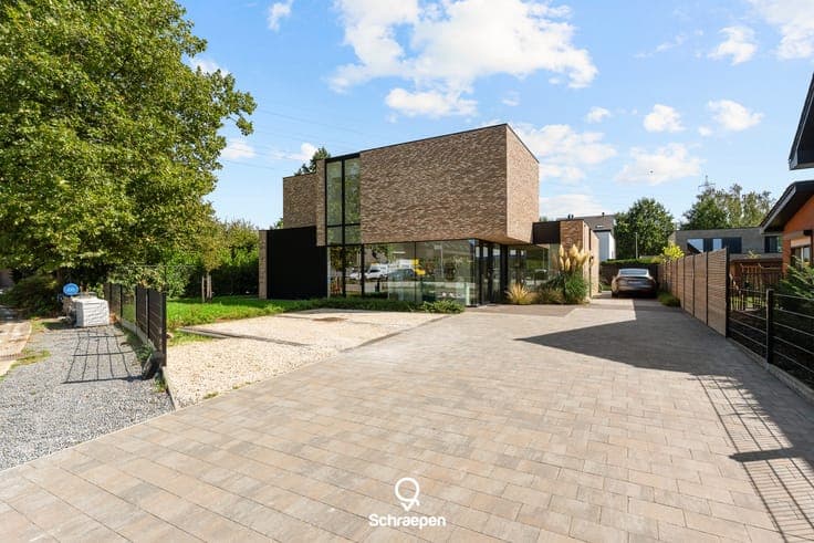 Knappe nieuwbouwwoning met handelsruimte op zichtlocatie ...