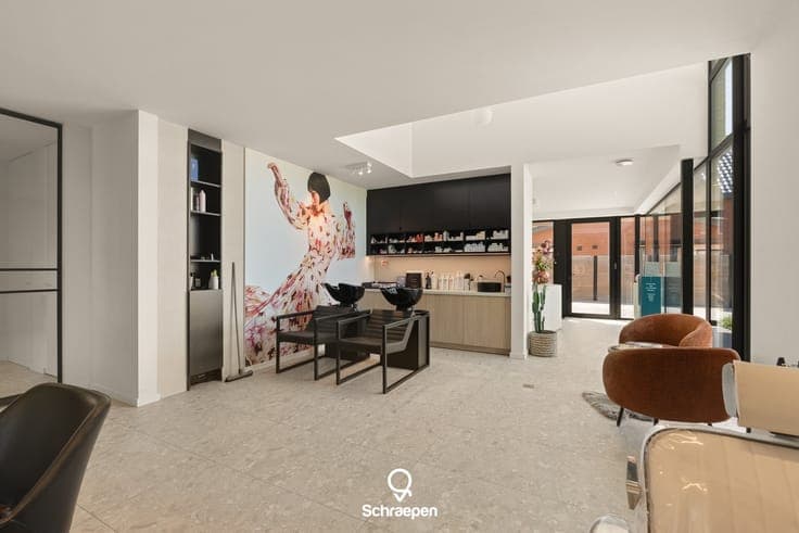 Knappe nieuwbouwwoning met handelsruimte op zichtlocatie ...