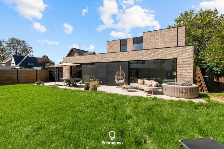 Knappe nieuwbouwwoning met handelsruimte op zichtlocatie ...