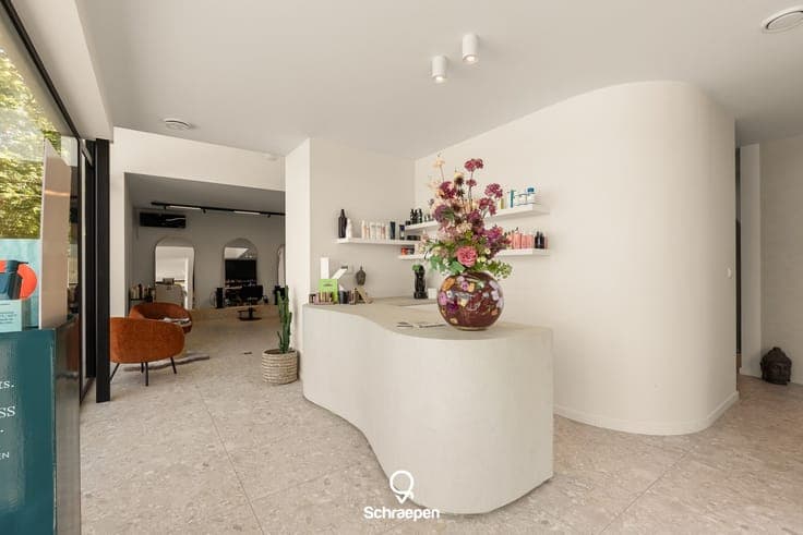 Knappe nieuwbouwwoning met handelsruimte op zichtlocatie ...