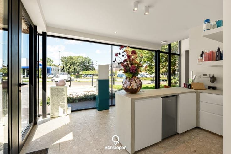 Knappe nieuwbouwwoning met handelsruimte op zichtlocatie ...