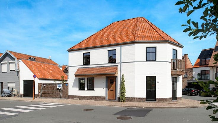 Modern corner house with character in Old Knokke
