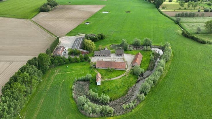 Unique farmhouse with great potential on 23.000m² in Denterg