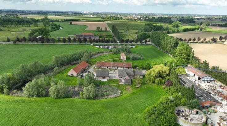 Unique farmhouse with great potential on 23.000m² in Denterg