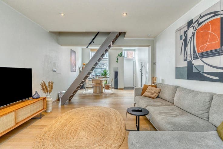 Move-in ready with 3 bedrooms, solar panels, AC and terrace!
