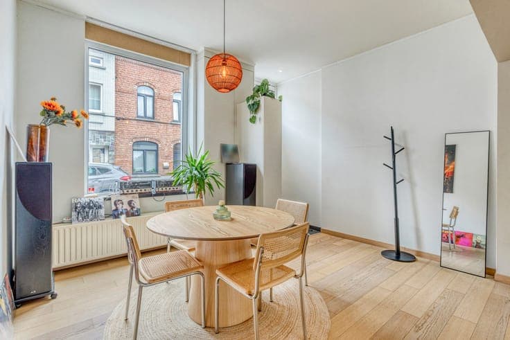 Move-in ready with 3 bedrooms, solar panels, AC and terrace!