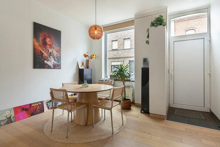 Move-in ready with 3 bedrooms, solar panels, AC and terrace!