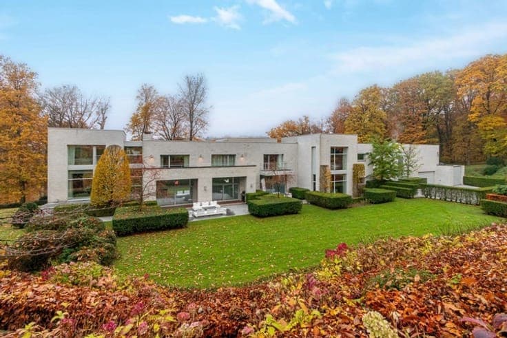Superb contemporary property on 1.31 hectares
