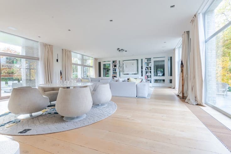 Superb contemporary property on 1.31 hectares