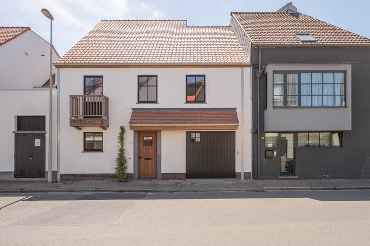 Charming newly built home with 5 bedrooms in a prime loca...