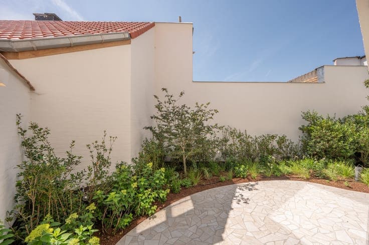 Charming newly built home with 5 bedrooms in a prime loca...