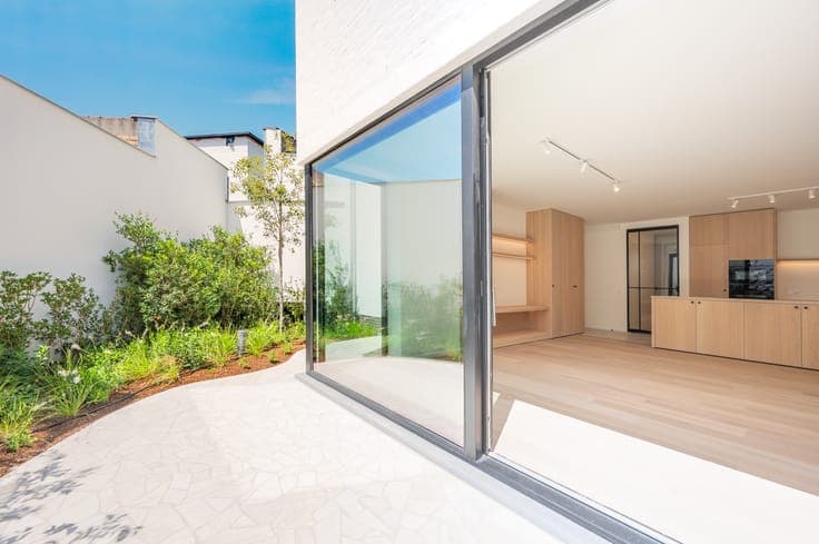 Charming newly built home with 5 bedrooms in a prime loca...