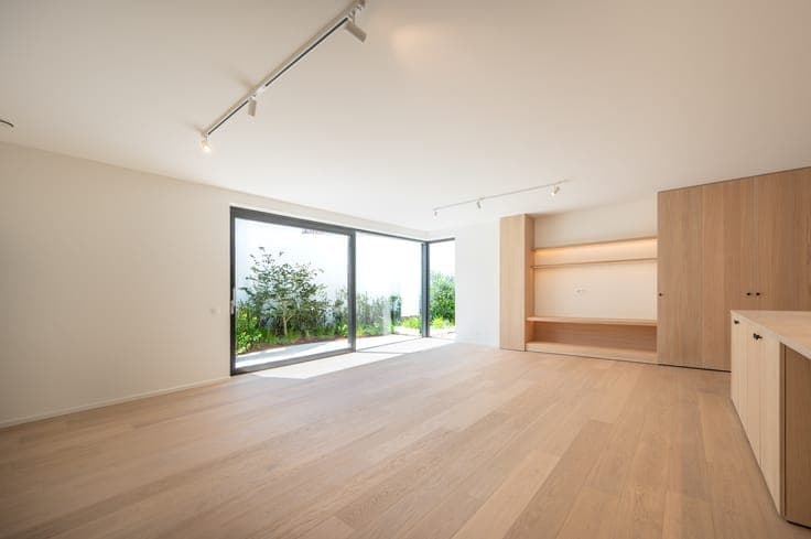 Charming newly built home with 5 bedrooms in a prime loca...