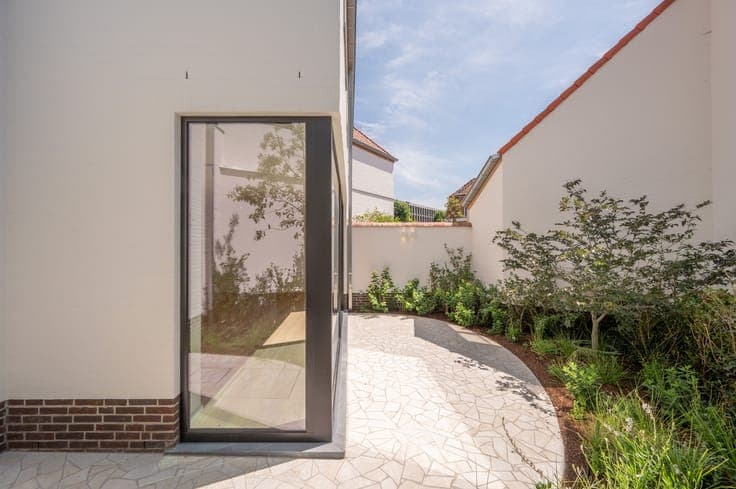 Charming newly built home with 5 bedrooms in a prime loca...