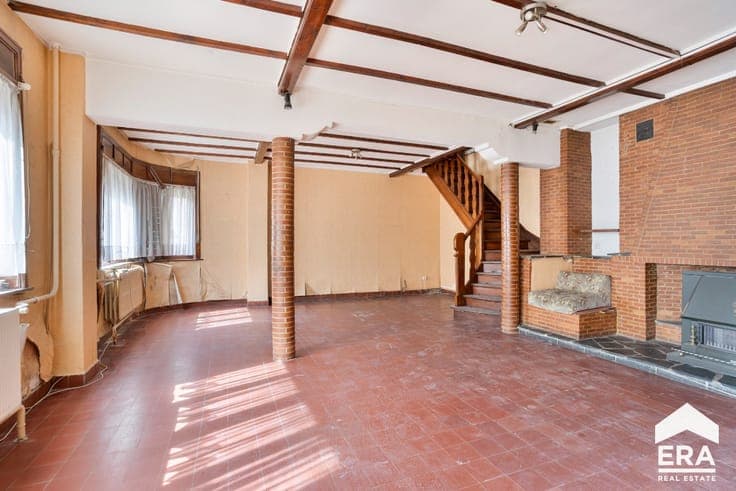 390 M² 5-BEDROOM HOUSE WITH WAREHOUSE/WORKSHOP